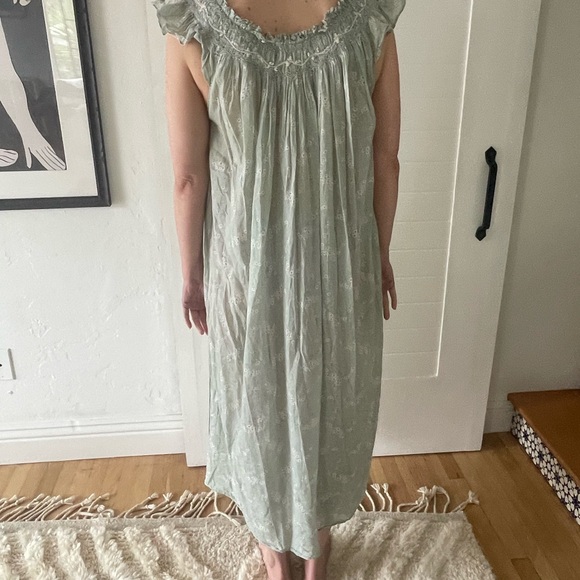 Doen sheer Light Green Maxi Dress/ Nightgown with smocking - Picture 3 of 4